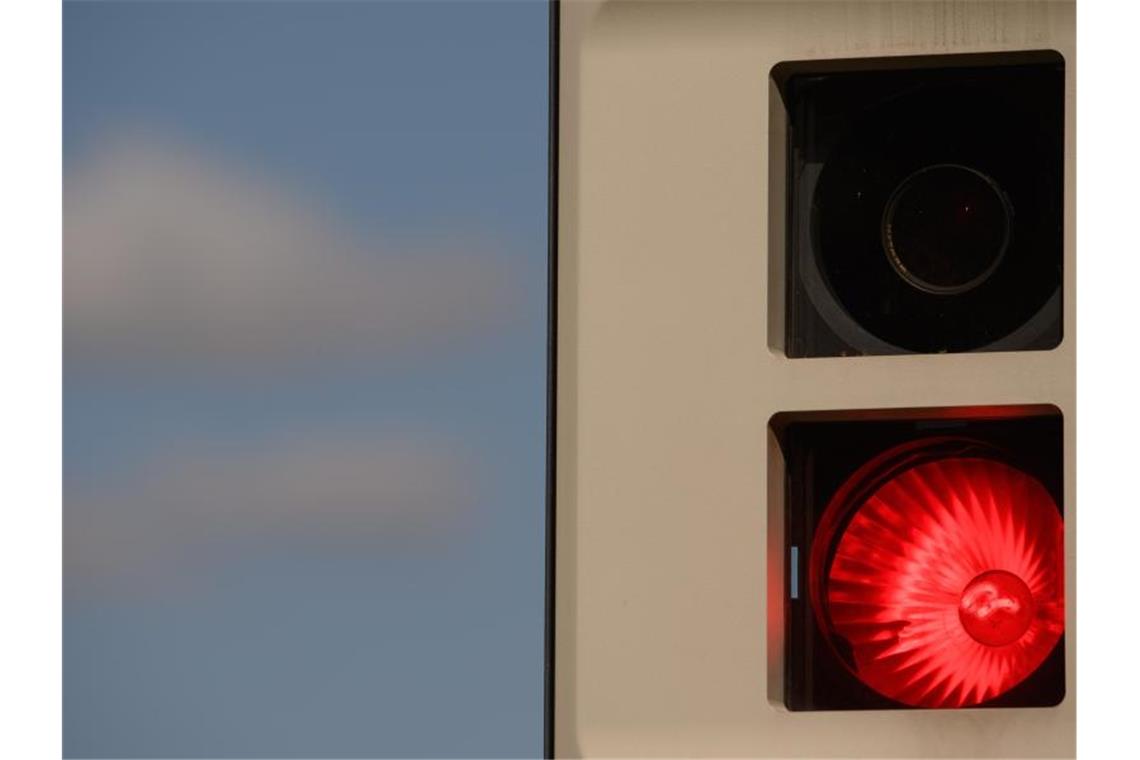 Es blitzt aus einer Verkehrsüberwachungsanlage. Im Bundesrat bekam am Freitag keine der vorgeschlagenen Lösungen die notwendige Mehrheit, um Rechtssicherheit für Autofahrer zu schaffen. Foto: Robert Michael/dpa-Zentralbild/dpa