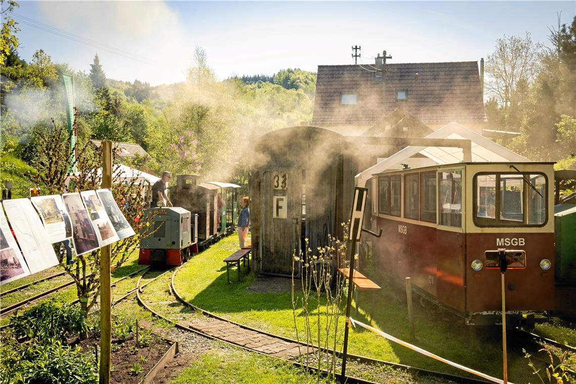 40 Jahre Bahnromantik in Spiegelberger Garten Es dampft und tuckert im Garten von Manfred Schaible. Die MSGB ist bereit zur Abfahrt. Fotos: Alexander Becher