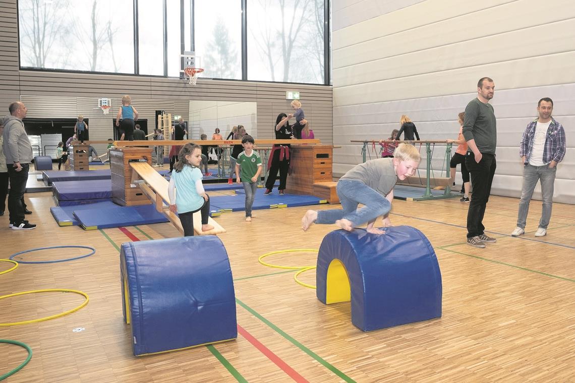 Ein sportlicher Tag von den Nutzern für die Nutzer Es darf geturnt werden: Sowohl im kleinen Teil der Halle (links) als auch im großen Teil sind verschiedene Stationen aufgebaut, an denen sich kleine und große Sportskanonen austoben können. Fotos: J. Fiedler