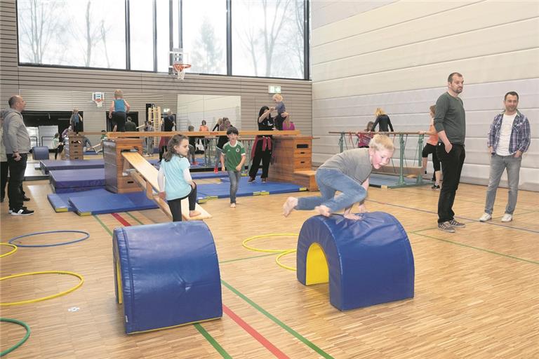Es darf geturnt werden: Sowohl im kleinen Teil der Halle (links) als auch im großen Teil sind verschiedene Stationen aufgebaut, an denen sich kleine und große Sportskanonen austoben können. Fotos: J. Fiedler