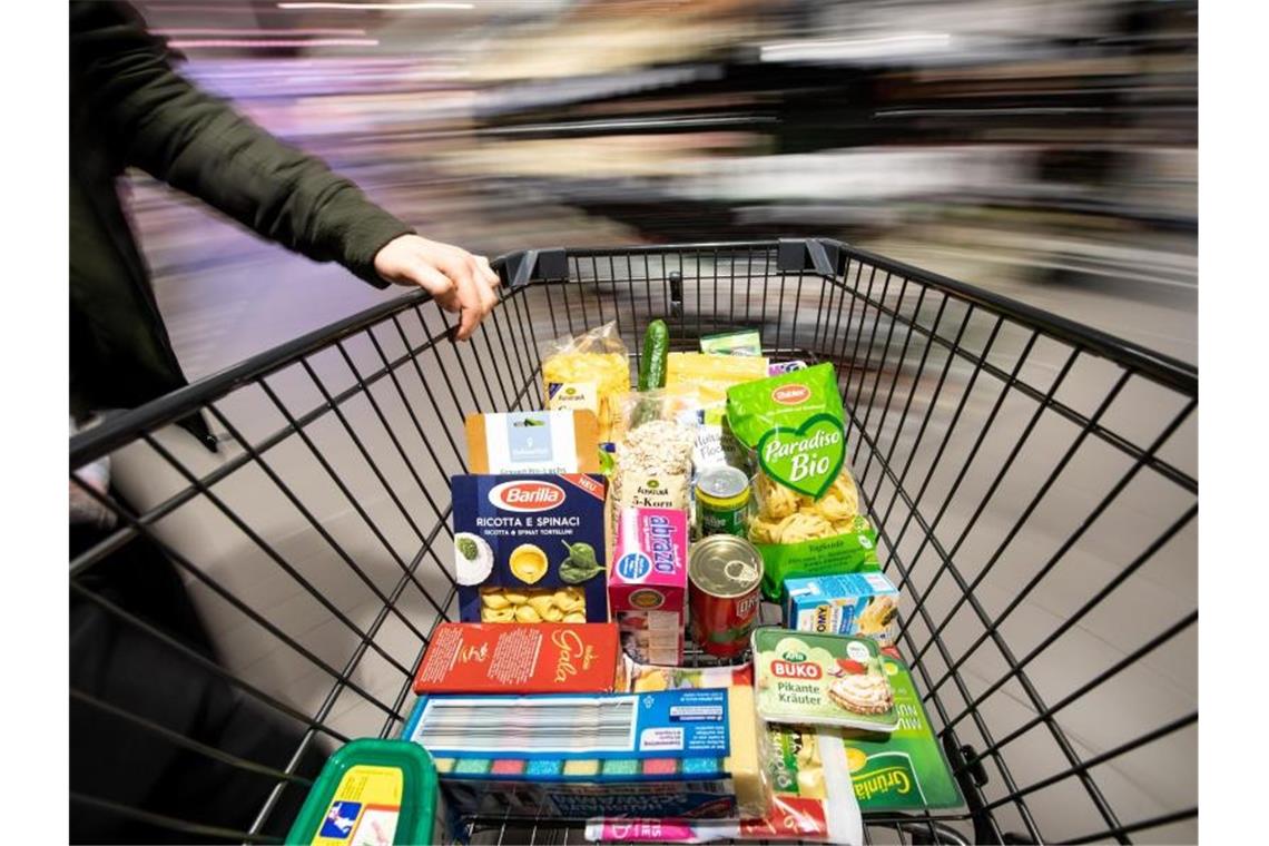 „Es darf nicht so sein, dass Lebensmittel zu Billigstpreisen verschleudert werden“, sagt Klaus Müller. Foto: Fabian Sommer/dpa