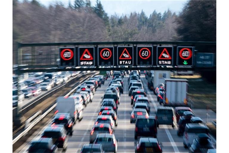 Es dürfte noch viele Jahre dauern, bis auf deutschen Straßen die Elektroautos dominieren. Foto: Matthias Balk/dpa/Archivbild