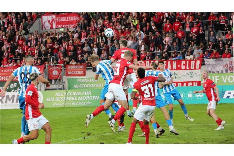 Es dürfte wieder hoch hergehen beim Duell Kickers – Kickers am Bieberer Berg: Am 28. Februar geht es für die Blauen nach Offenbach.