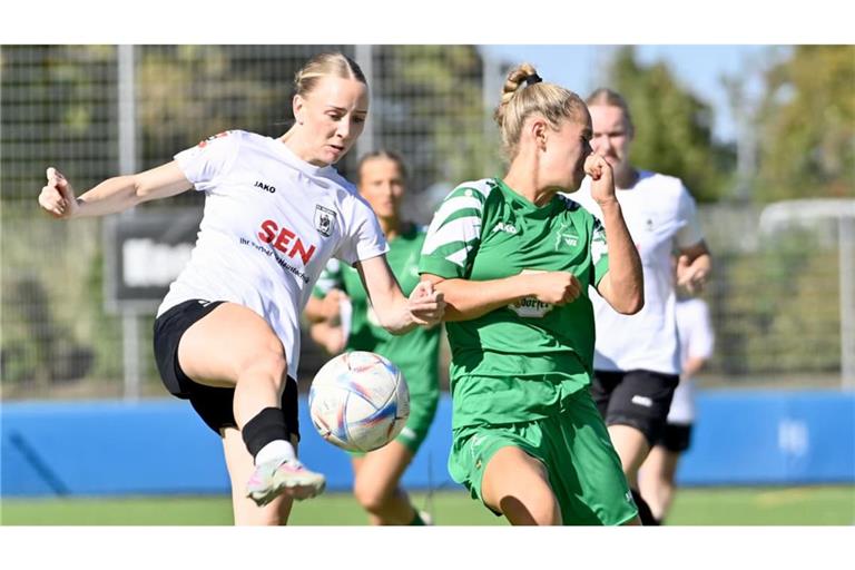 Es fehlt das Glück: Lotta Brunnenmiller (rechts) und der VfL Herrenberg tun sich beim SV Hegnach schwer.