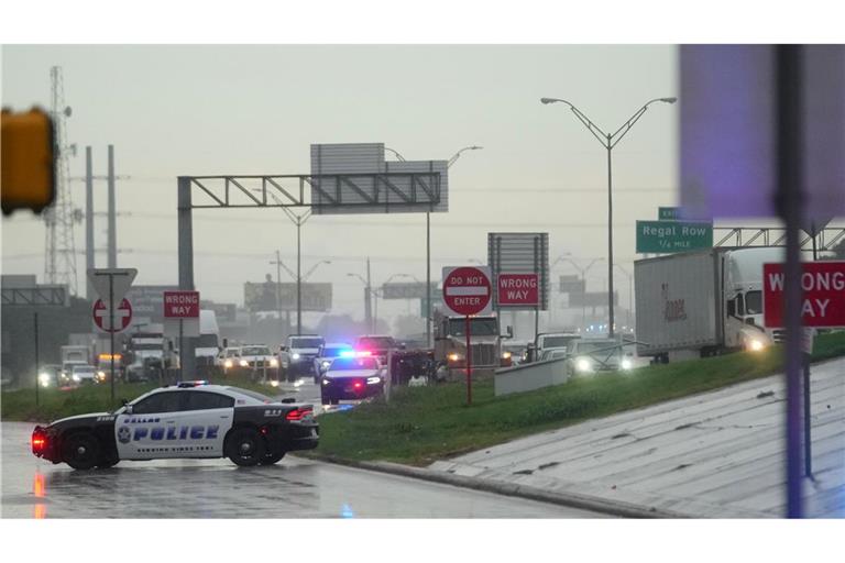 Es fielen Schüsse vor der Einwanderungsbehörde.