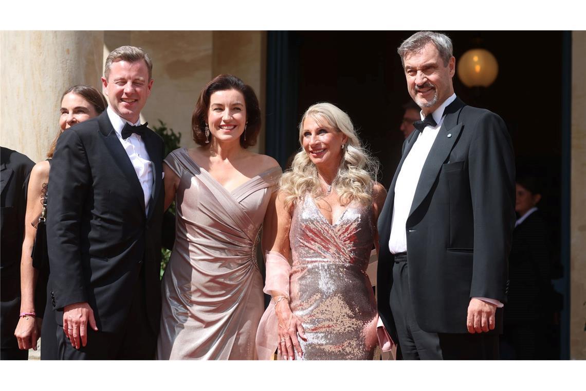 Es funkelte zum Start der Bayreuther Festspiele 2025: Forschungsministerin Dorothee Bär (2.v.l) und Karin Baumüller-Söder (2.v.r) in Abendkleidern, ihre Ehemänner Oliver Bär (l.) und Markus Söder (r.) im Smoking. (Archivbild)