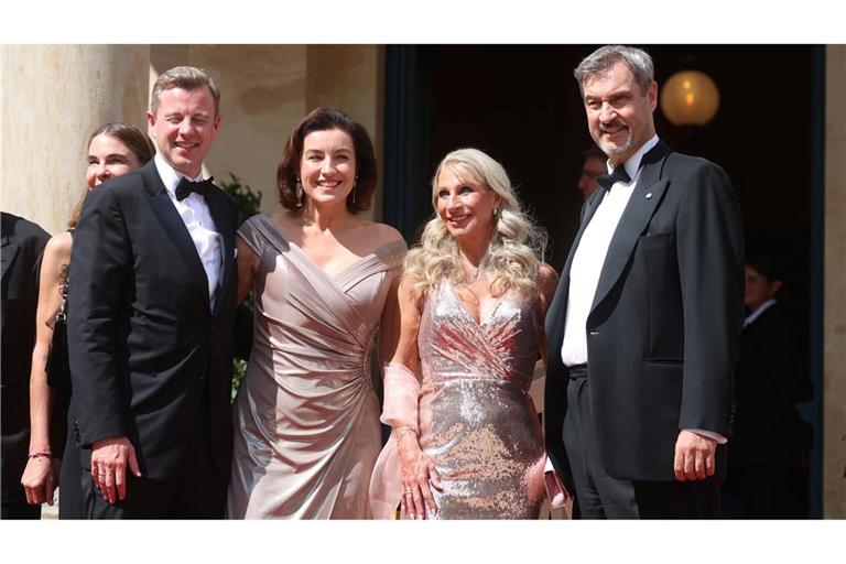 Es funkelte zum Start der Bayreuther Festspiele 2025: Forschungsministerin Dorothee Bär (2.v.l) und Karin Baumüller-Söder (2.v.r) in Abendkleidern, ihre Ehemänner Oliver Bär (l.) und Markus Söder (r.) im Smoking. (Archivbild)