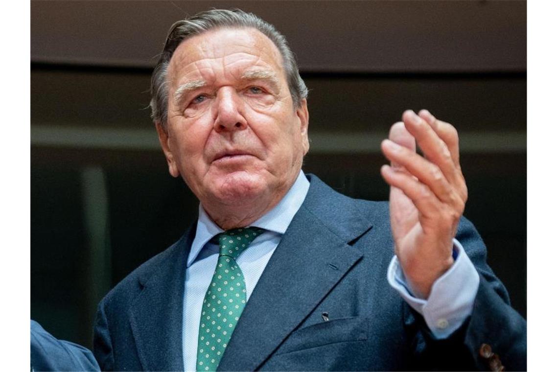 Ukraine-Botschafter zu Schröder-Reise: „Absolut nutzlos“ „Es gab schon gewisse Hoffnung auf Resultate, sonst hätte sich keiner in der Ukraine bereit erklärt, ihm Gehör zu schenken“, sagt Ukraines Botschafter Melnyk über den Besuch von Altkanzler Schröder in Moskau. Foto: Kay Nietfeld/dpa