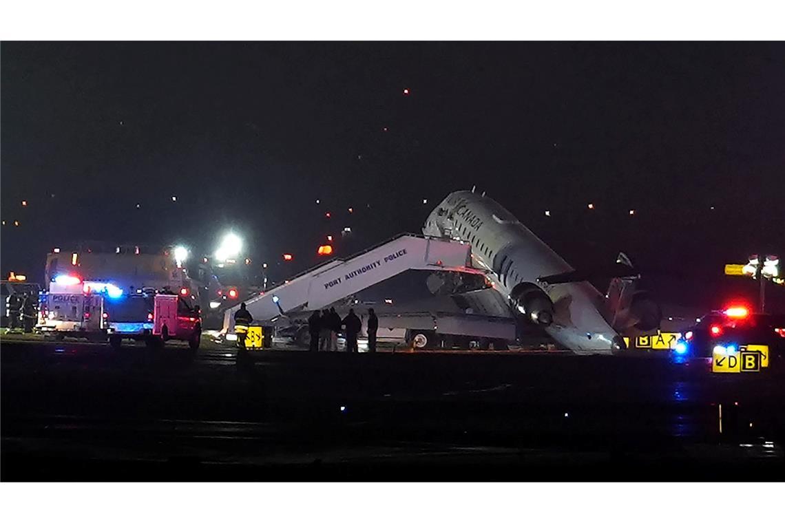 Flieger kollidiert auf Rollfeld mit Einsatzauto: Piloten tot