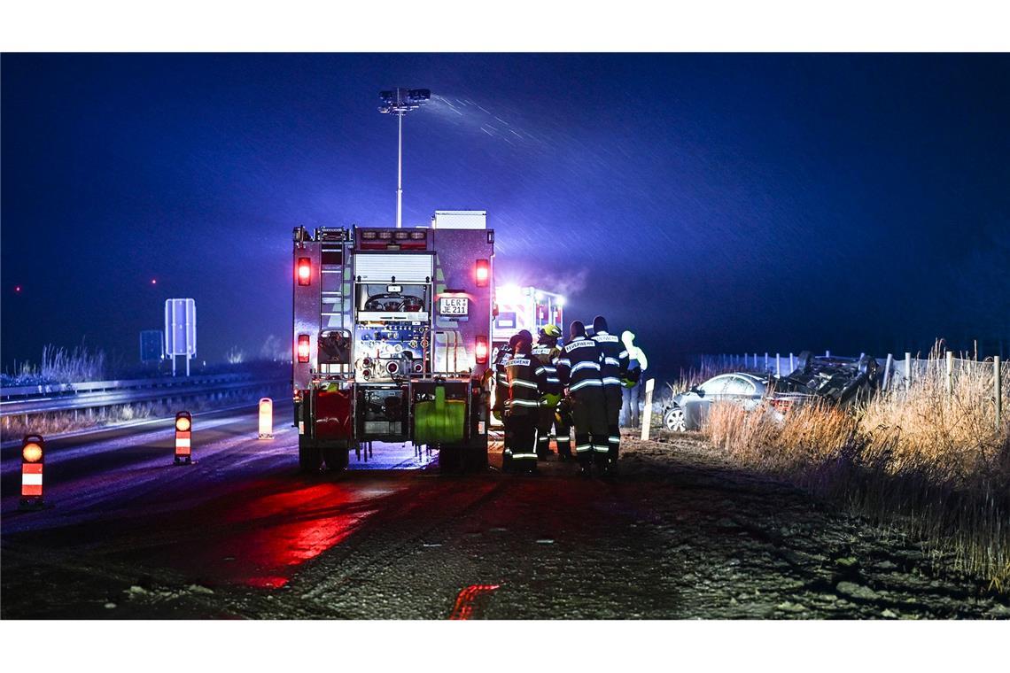 Glätte und Schnee: Unfälle, lange Staus und Zugausfälle