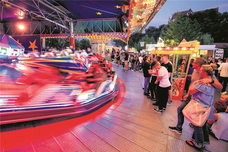 Es geht rund: Die schnellen Fahrgeschäfte sind einmal mehr der Renner auf dem Rummel. Aber auch Kinderkarussell, Schießstände und Autoscooter finden ihre Freunde. Fotos: A. Becher, J. Fiedler, I. Knack