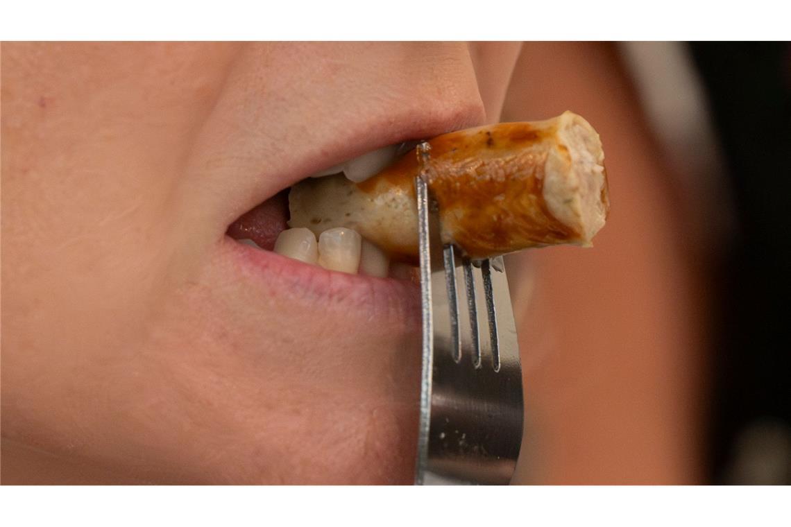 Es geht um die Wurst. Ein Jurymitglied nimmt an der traditionellen Wurstprüfung auf dem Oktoberfest teil.