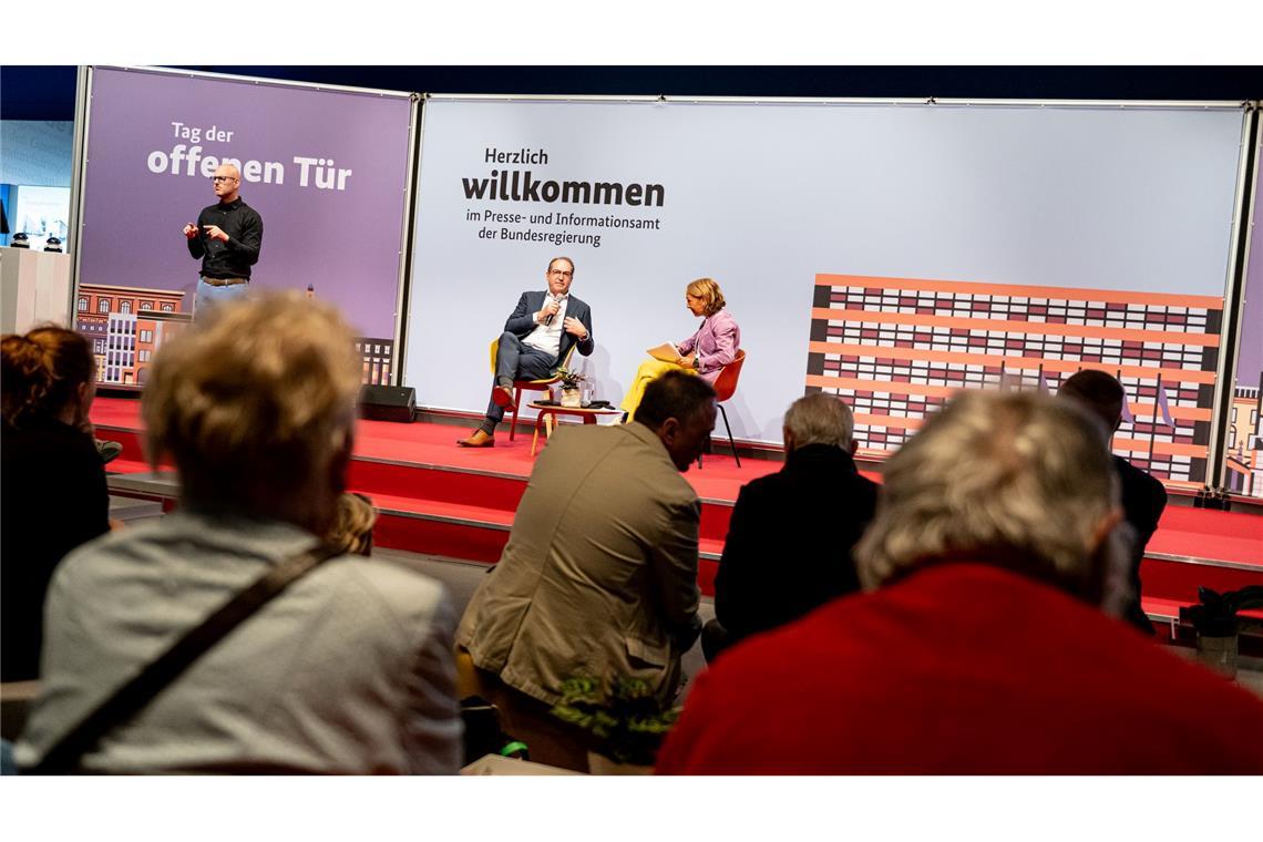 Dobrindt verteidigt Kurs bei Aufnahme von Afghanen Es geht um rund 2.000 Afghanen, die als gefährdet gelten, weil sie sich für demokratische Rechte eingesetzt oder einst als Ortskräfte für die Bundeswehr oder für deutsche Organisationen gearbeitet haben, und die mit ihren Familienangehörigen eine Aufnahmezusage der alten Ampel-Regierung haben.