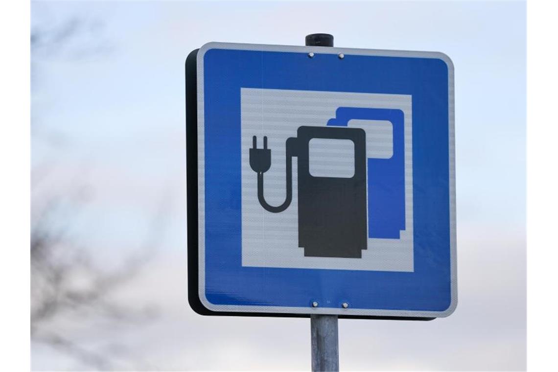 Ladesäulen: Verworrenes Netz aus Tarifen und Verträgen Es gibt 46.174 öffentlichen Ladesäulen in Deutschland, aber hunderte Betreiber, Ladekarten, Vertragsmodelle und Tarife. Foto: Jan Woitas/dpa-Zentralbild/dpa