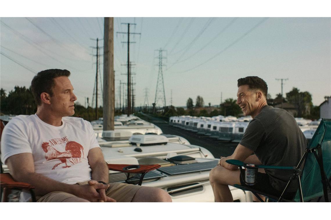 Brüder, wollt ihr ewig schlägern? Es gibt auch entspannte Momente: Ben Affleck (li:) und Jon Bernthal als ungleiches Brüderpaar in „The Accountant 2“.