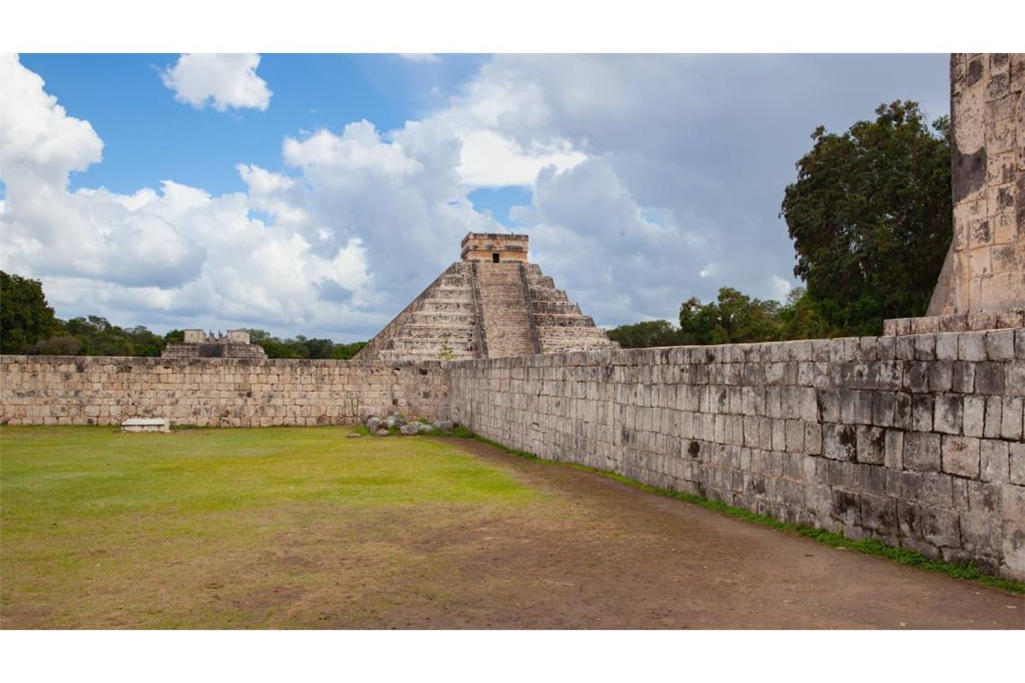 Es gibt ganze 9 Ballspielplätze in Chichén Itzá, der wichtigste ist nur 100 Meter von der Pyramide von Kukulkán entfernt. Die Maße dieses Platzes betragen 168 x38 Meter, die acht Meter hohen Mauern an den Seiten waren auch für die Zuschauer gedacht.