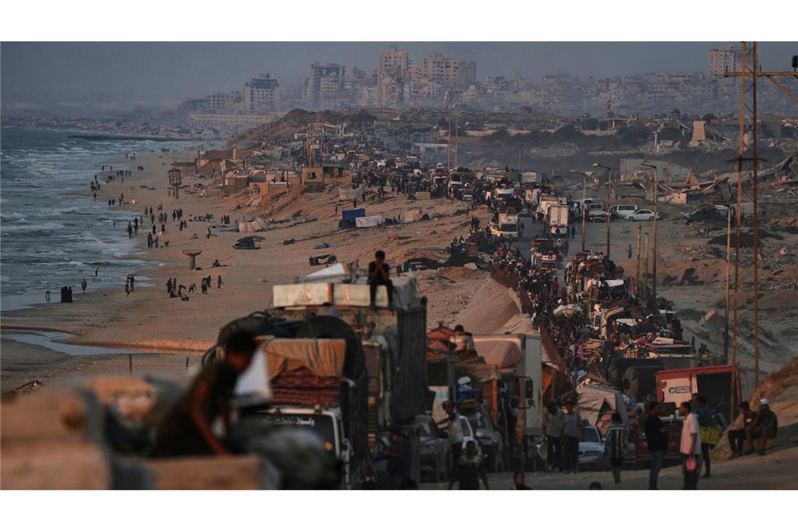 Berichte über heftige israelische Angriffe in der Stadt Gaza Es gibt im Gazastreifen nur zwei größere Straßen vom Norden in den Süden. Nur eine hat die israelische Armee für Flüchtlinge aus der Stadt Gaza geöffnet, die Al-Raschid-Straße an der Küste entlang. Auf ihr staut sich alles, was irgendwie noch fahren oder laufen kann: völlig überladene Transporter, meterhoch mit Matratzen bepackte schrottreife Autos, Eselskarren und Fußgänger mit Handwagen. (Archivbild)