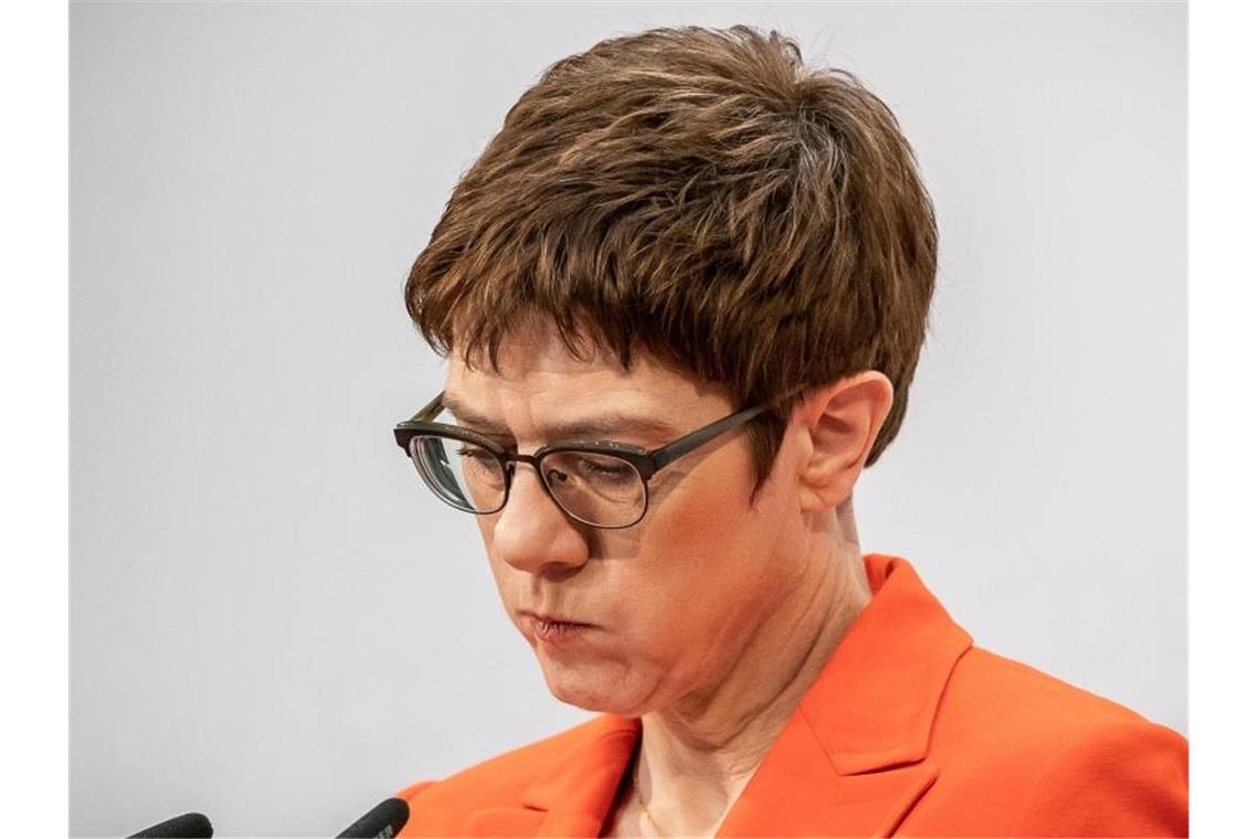 CDU-Spitze nach Thüringen-Eklat: Neuwahlen „der klarste Weg“ Es gibt Tage, da macht es einfach keinen Spaß: CDU-Chefin Annegret Kramp-Karrenbauer nimmt zum Polit-Chaos in Thüringen Stellung. Foto: Michael Kappeler/dpa