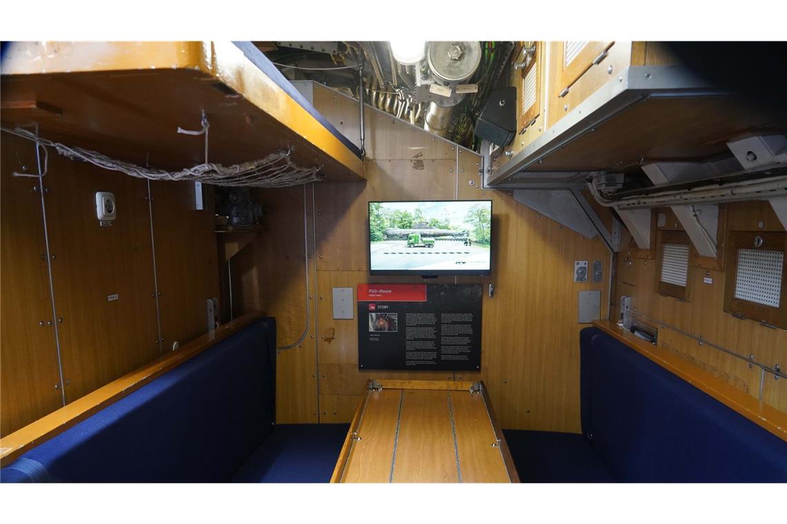 U-Boot U17 öffnet seine Luken für Besucher Es gibt unter anderem die Betten der 23 Kameraden Besatzung, Tische und Bänke, Computerbildschirme und Tastaturen zu besichtigen.