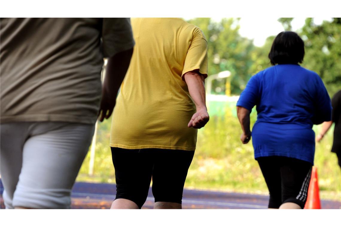 Es gibt viele Angebote, die beim Abnehmen helfen. (Illustration)