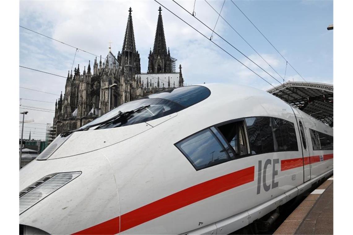 Es gibt viele Möglichkeiten zu verreisen. Zum Beispiel mit der Bahn: Ein ICE steht am Kölner Hauptbahnhof. Foto: Henning Kaiser