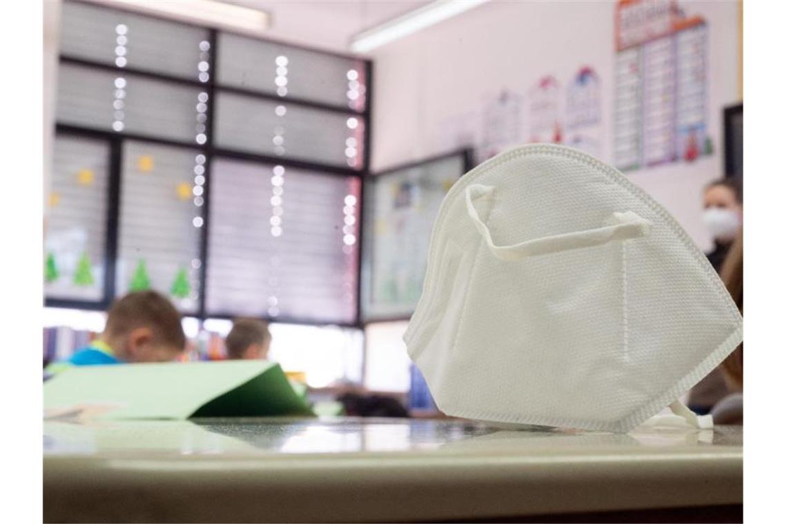 Corona-Neuinfektionen stagnieren - Masken an Schulen bleiben Es gibt wieder vermehrt Corona-Ausbrüche an Kitas und vor allem an Schulen. Foto: Sebastian Gollnow/dpa