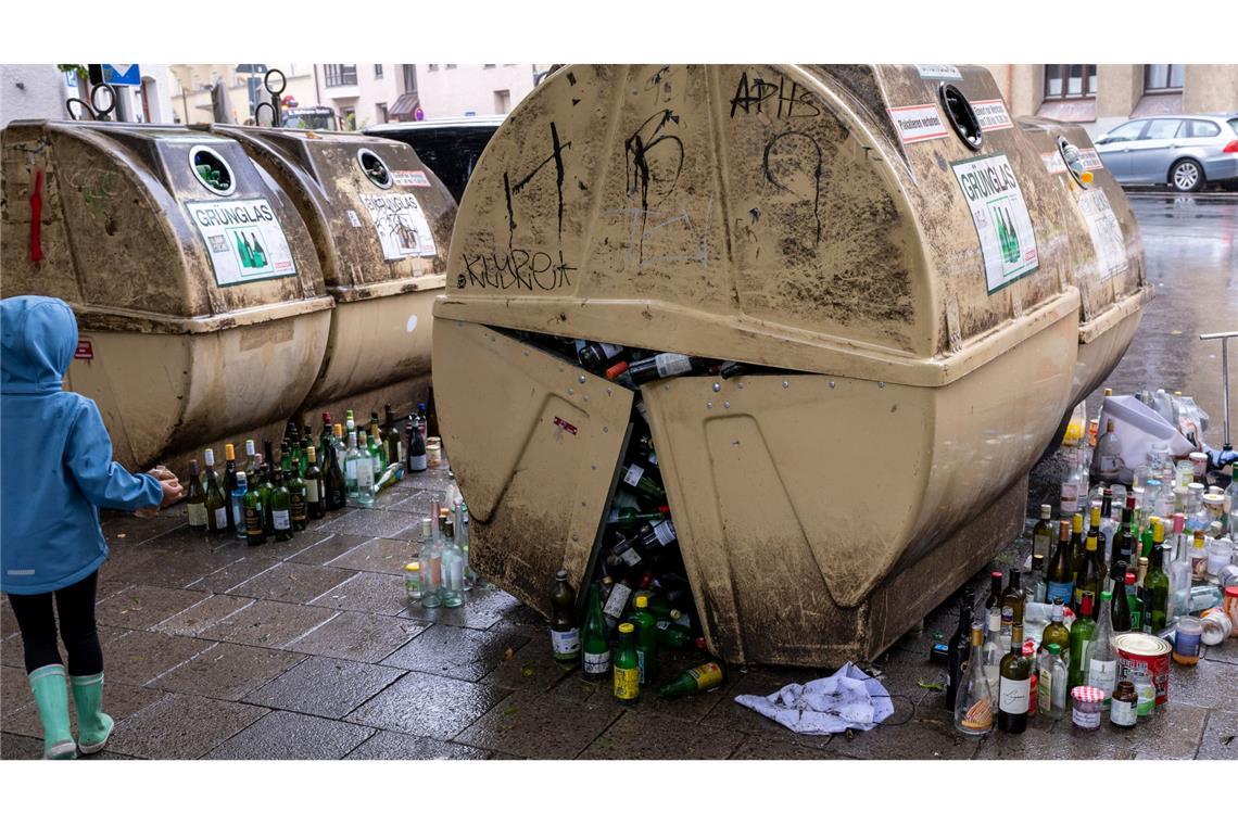 Es gibt zu wenige Glascontainer in Deutschland, monieren Branchenexperten.