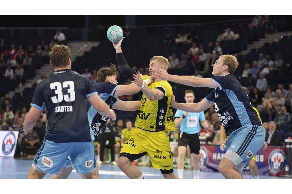 Es ging eng zur Sache in Hamburg: TVB-Rückraumspieler Torben Matzken wird von der HC-Abwehr gebremst.