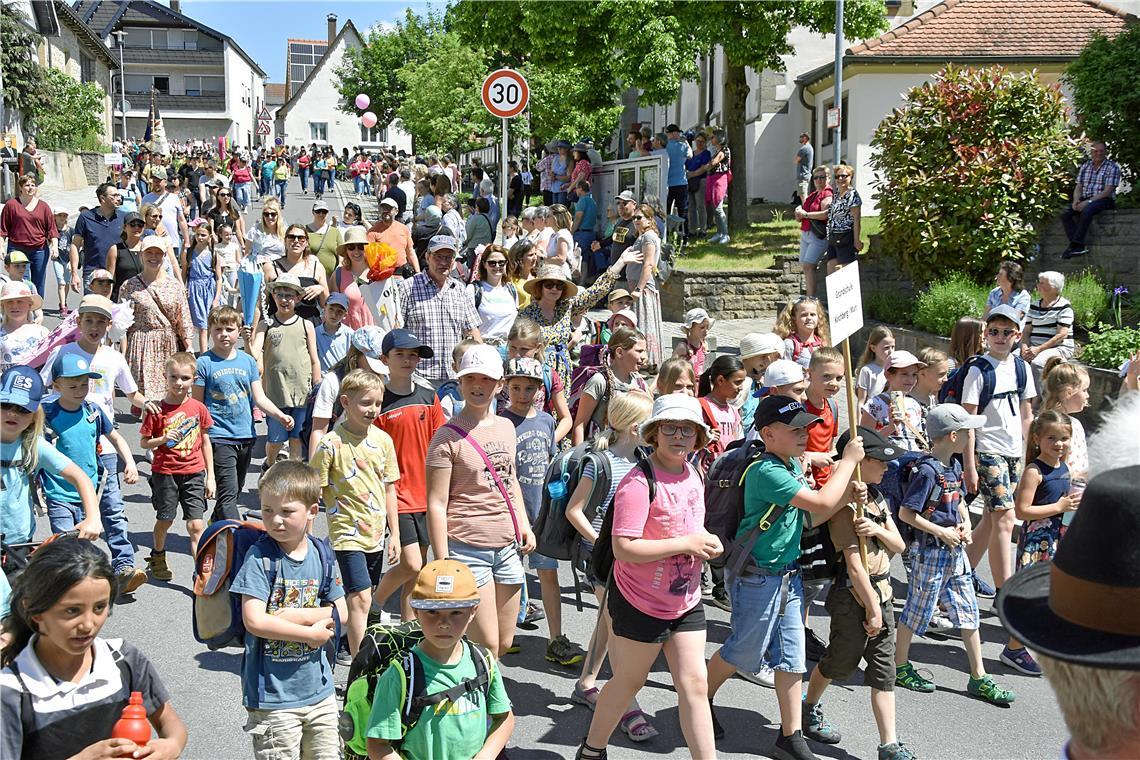 Es gleicht einem bunten Wimmelbild. Groß und kleine Umzugsteilnehmer der Grundsc...