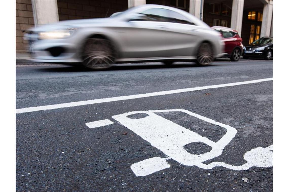 Bundeskartellamt prüft Preise an Ladesäulen für Elektroautos Es häufen sich bereits Beschwerden über Preise und Konditionen an den Ladesäulen für Elekroautos. Foto: Julian Stratenschulte/dpa