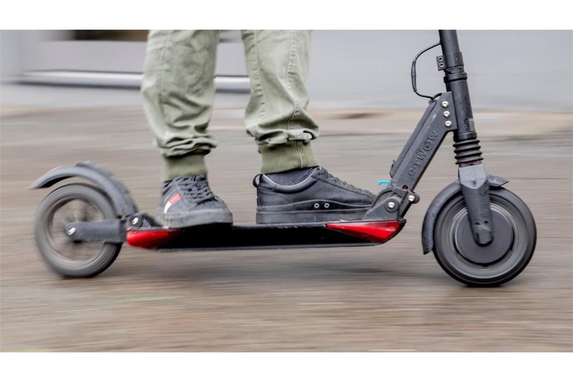 Es handelt sich bei dem Modell, mit dem der Fahrer flüchtete, nach Polizeiangaben um einen schwarzen E-Scooter mit roten Elementen (Symbolbild).