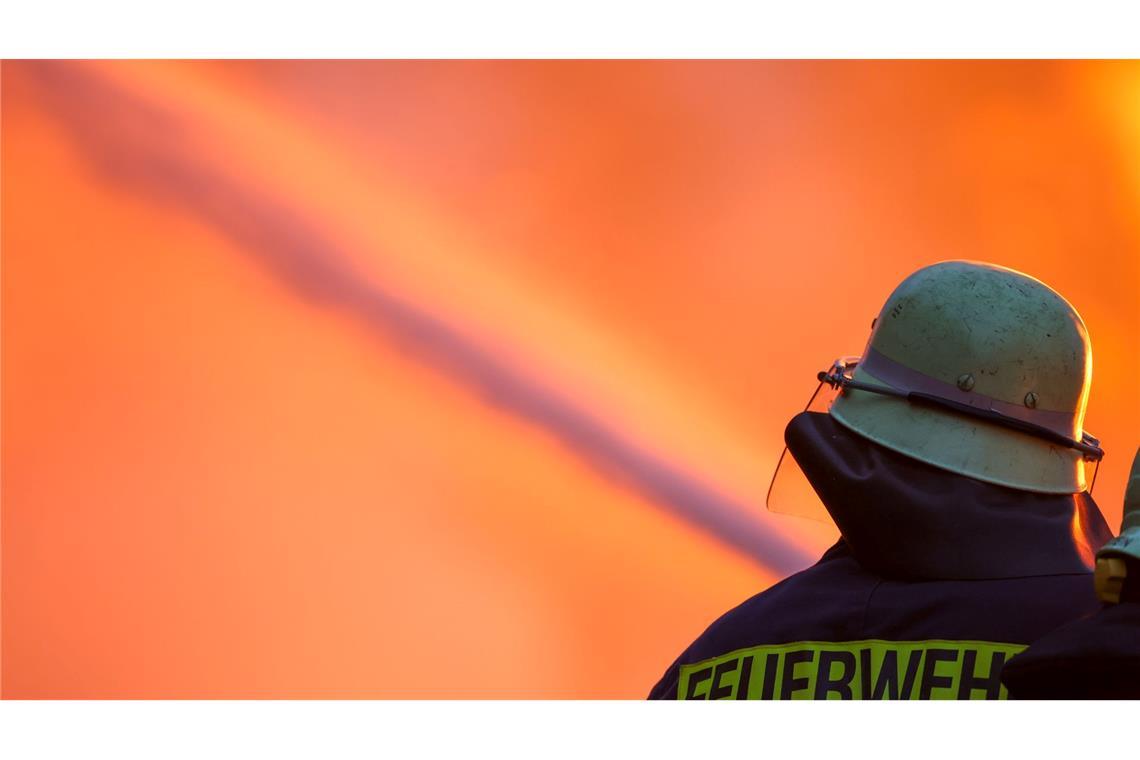 Es hat gebrannt an einem Zug - die Feuerwehr half dabei, dass niemand zu Schaden kam.