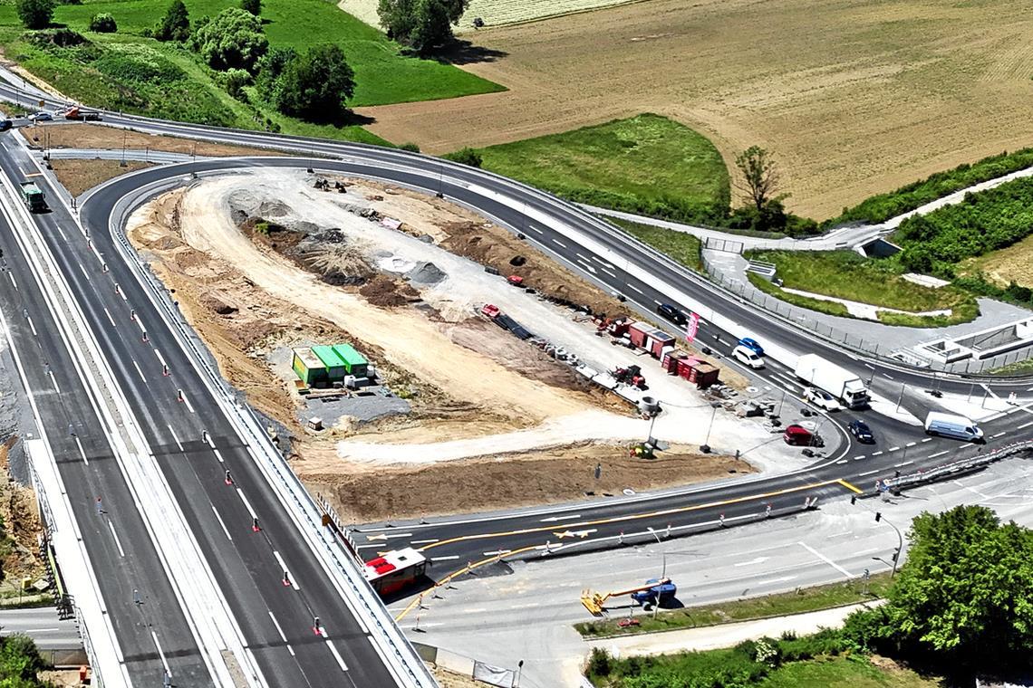 Es ist am Knoten Backnang-West ab Freitag nicht mehr möglich, am Ende der Rampe nach links auf die B 14 in Richtung Oppenweiler abzubiegen. Foto: Ulrich Maier