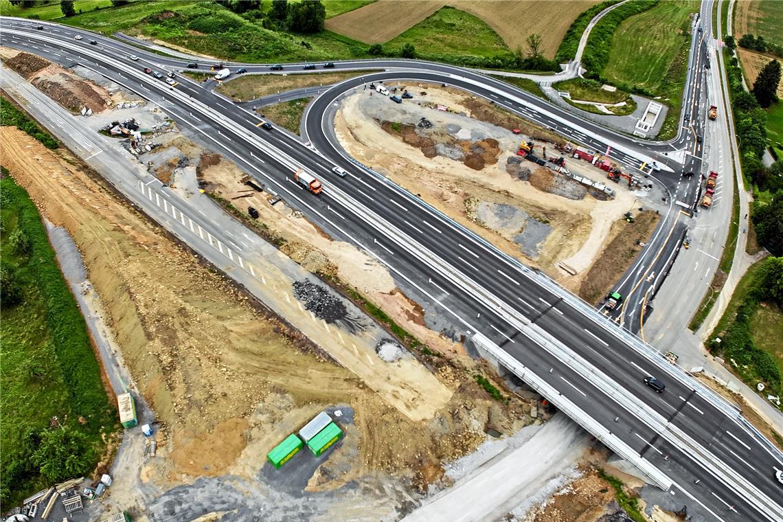 Es ist am Knoten Backnang-West ab Freitag nicht mehr möglich, am Ende der Rampe nach links auf die B 14 in Richtung Oppenweiler abzubiegen. Foto: Ulrich Maier