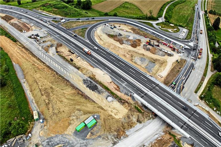 Es ist am Knoten Backnang-West ab Freitag nicht mehr möglich, am Ende der Rampe nach links auf die B 14 in Richtung Oppenweiler abzubiegen. Foto: Ulrich Maier