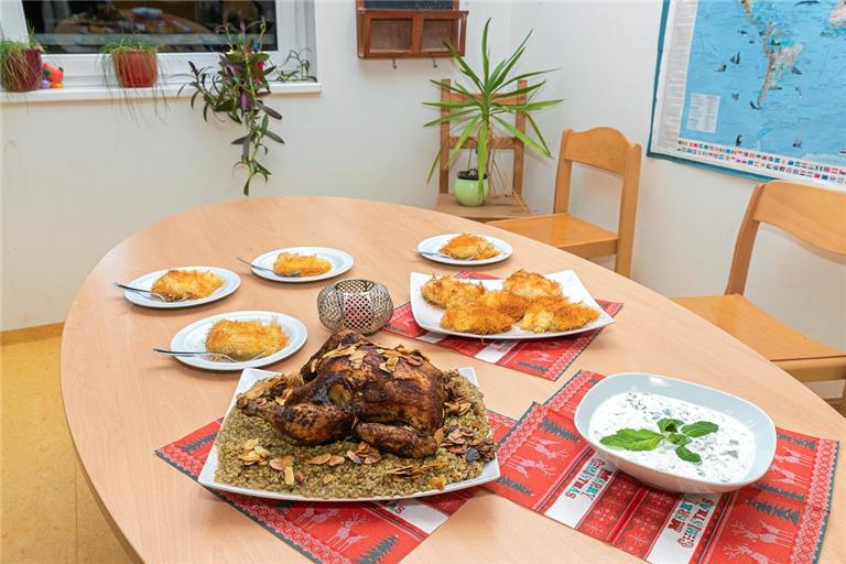 Es ist angerichtet: Hühnchen mit Frikeh bildet das Hauptgericht, Joghurt mit Gurken und Minze ist die Vorspeise, und zum Dessert gibt es süße gebackene Teigfäden. Fotos: J. Fiedler