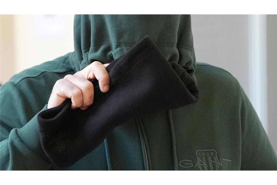 Es ist bereits der zweite Prozesstag, an dem der Zeuge befragt wird.