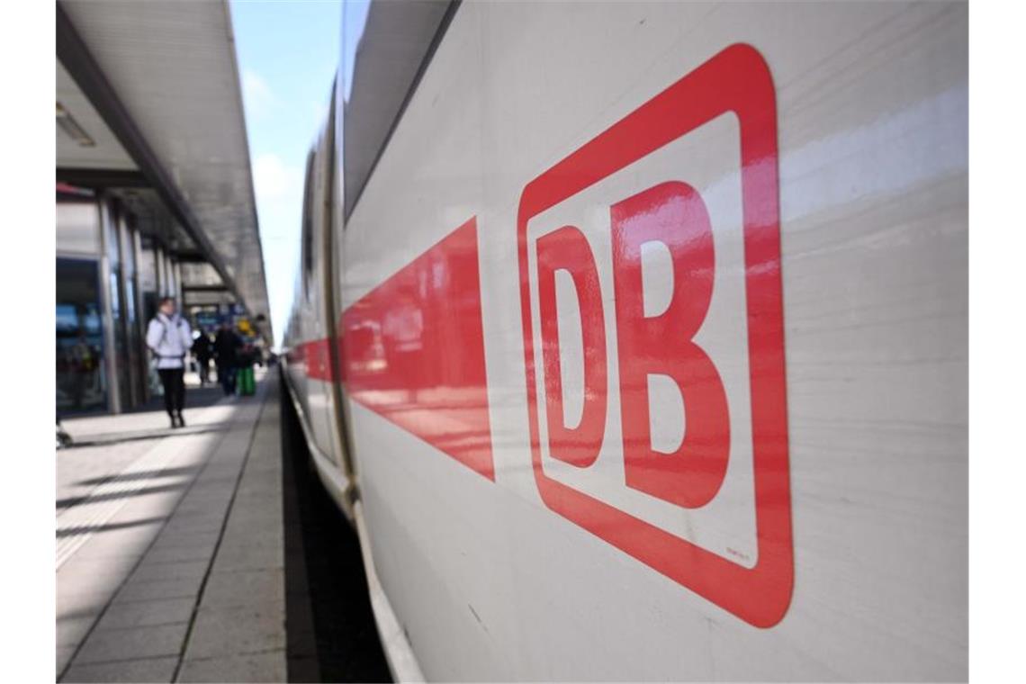 Es ist das Logo der Deutschen Bahn auf einem Wagon zu sehen. Foto: Martin Schutt/dpa-Zentralbild/dpa