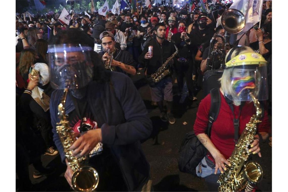 Es ist ein Ergebnis der großen Proteste vom vergangenen Jahr: In Chile wurde darüber abgestimmt, ob das Land eine neue Verfassung bekommt. Foto: Esteban Felix/AP/dpa