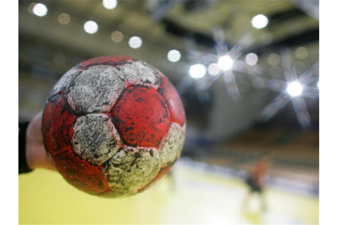Gehaltsverzicht bei TVB Stuttgart und Bietigheim Es ist ein Handball in einer Halle zu sehen. Foto: picture alliance / dpa /Archivbild