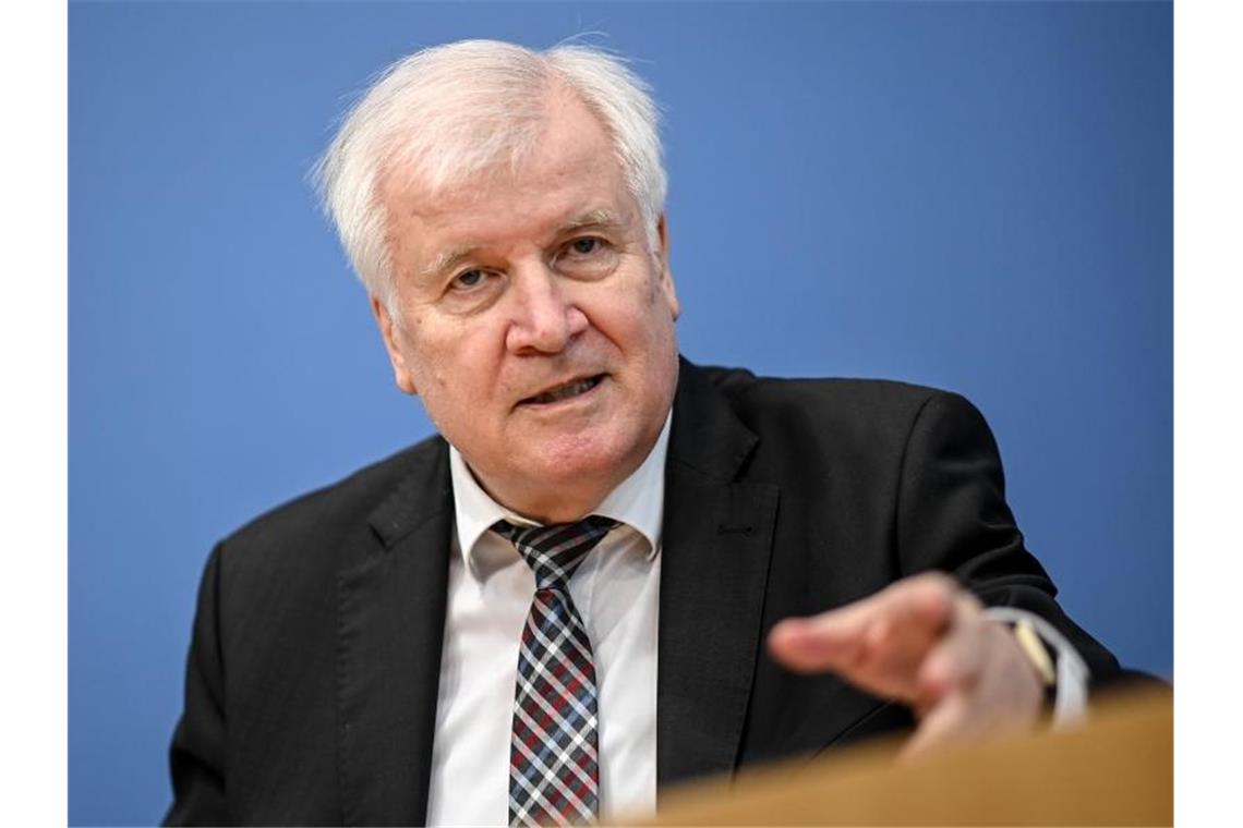 „Es ist eine ganz fiese politische Methode, die man auf jeden Fall unterbinden muss“, sagt Bundesinnenminister Horst Seehofer. Foto: Britta Pedersen/dpa-Zentralbild/dpa