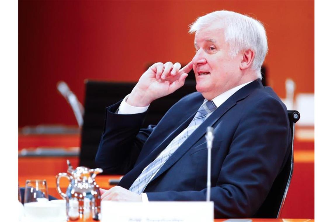 „Es ist europäisch, gemeinsam ein gefährliches Virus zu bekämpfen“: Bundesinnenminister Horst Seehofer. Foto: Hannibal Hanschke/Reuters/POOL/dpa