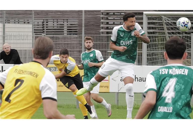 Es ist ganz schön was los beim Spiel zwischen Echterdingen und Köngen. Hier versucht es Köngens Spielertrainer Domenic Brück per Kopf.
