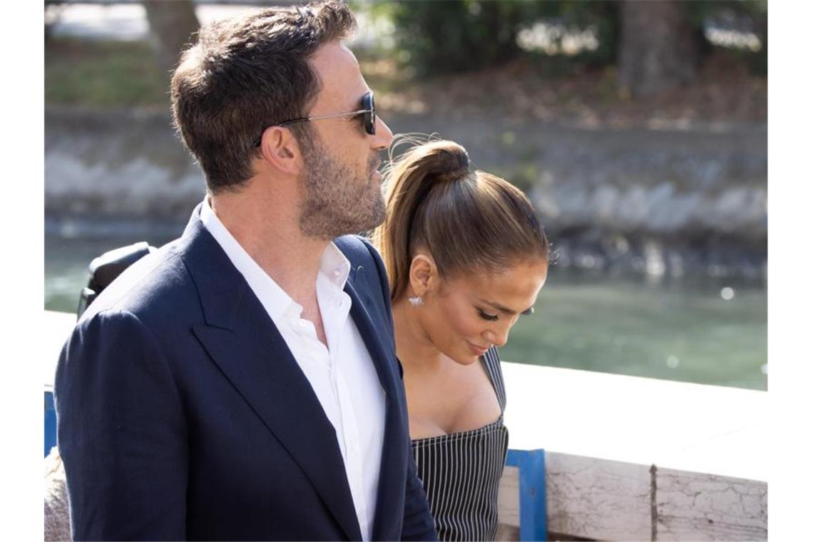 Premiere nach Liebes-Comeback: Lopez und Affleck in Venedig Es ist ihr erster gemeinsamer großer Auftritt nach dem Liebes-Comeback. Hier spazieren Ben Affleck und JLo durch Venedig. Foto: Cinzia Camela/LPS via ZUMA Press Wire/dpa
