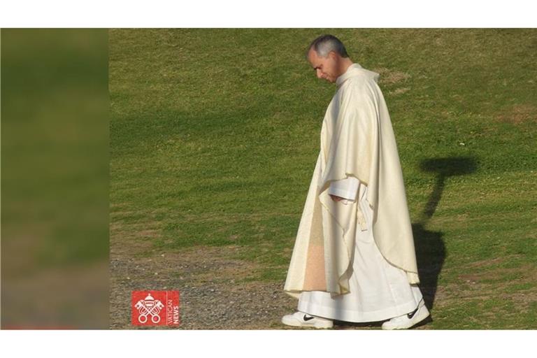 Es ist nicht das erste Mal, dass Papst Leo XIV. für seinen Kleidungsstil gelobt wird. Jetzt macht ein altes Foto aus dem Jahr 2011 im Netz die Runde. Die Kombi aus Gewand und Sneaker begeistert offemnbar viele User.