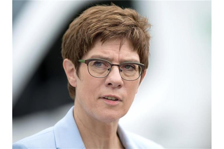 „Es ist nicht der richtige Weg, Kommunalpolitiker zu bewaffnen“, sagt Kramp-Karrenbauer. Foto: Sebastian Kahnert/zb/dpa