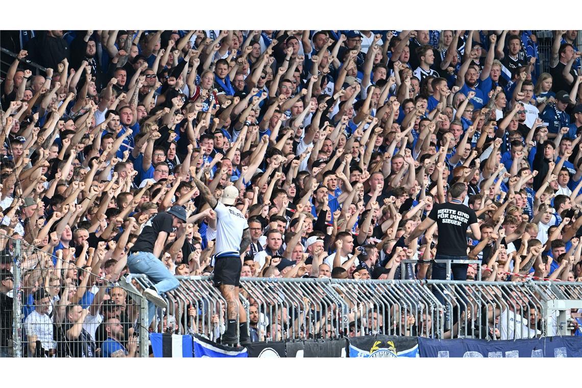 Bilder des Tages Es ist nicht sicher, ob es Bielefeld gibt, aber es gibt die Fans der Arminia. Die zeigen, dass sie beim Spiel gegen Eintracht Braunschweig geschlossen hinter ihrer Mannschaft stehen.
