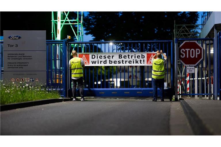 Es ist nicht zu übersehen: Die Kölner Ford-Werke werden bestreikt.