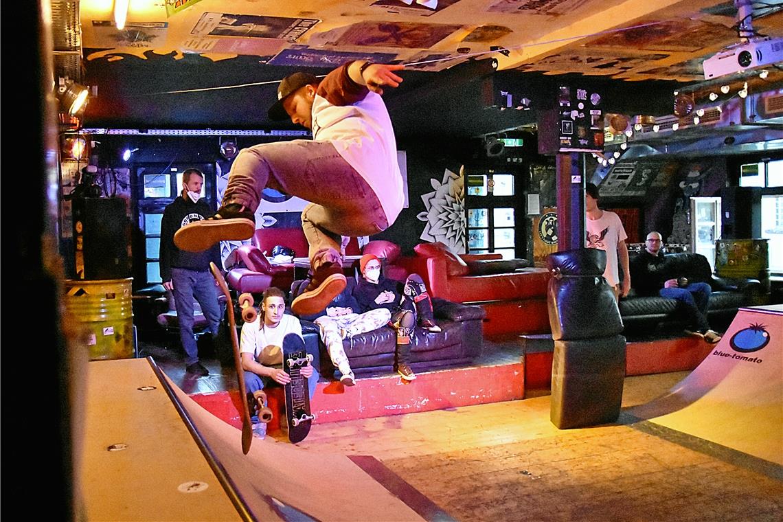 Das Juze hat eine eigene Indoor-Miniramp für Skater
