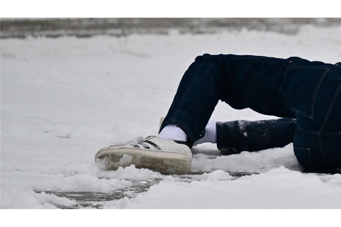 Glätte und Schnee: Unfälle, lange Staus und Zugausfälle